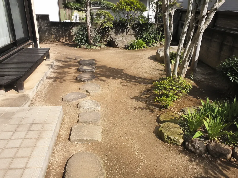 落ち葉と枯れ枝のお掃除で明るい庭に（作業後）